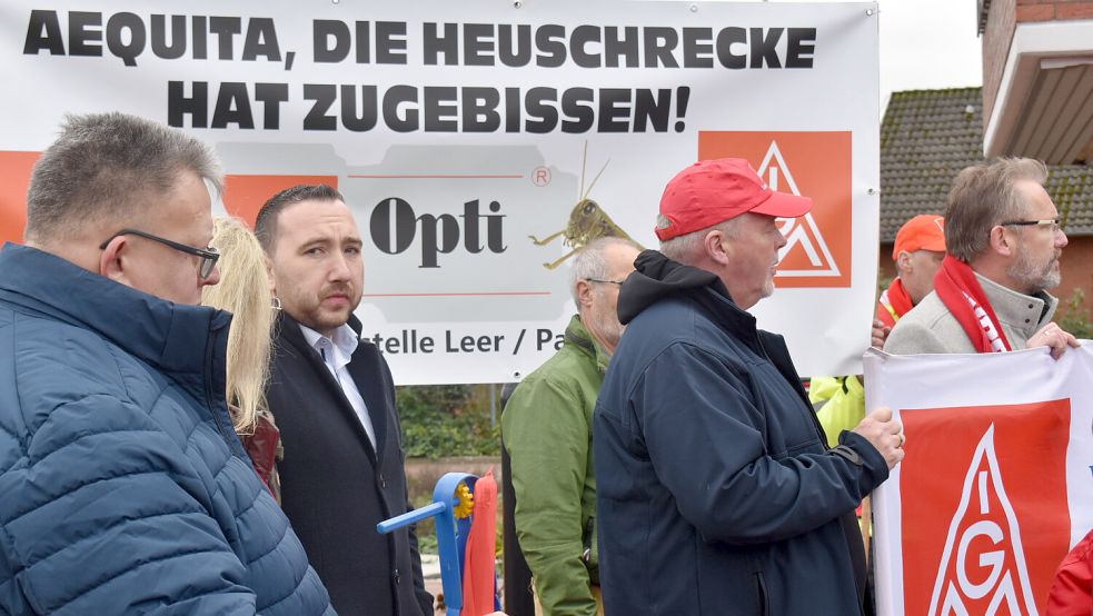 Ende 2024 protesteierten Opti-Mitarbeiter vor dem Rhauderfehner Rathaus gegen das Gebaren der "Heuschrecke" Aequita. Archivfoto: Zein