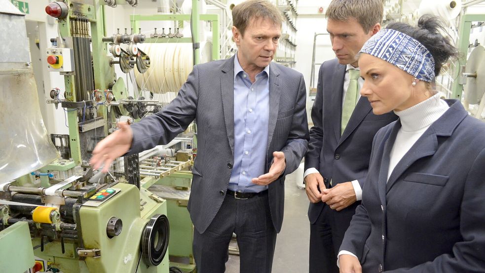 Über die Produktion und Forschungsprojekte informierte 2015 der damalige Geschäftsführer Wolfgang Kirsch (links) den Parlamentarischen Staatssekretär Stefan Müller (CSU) und die CDU-Bundestagsabgeordnete Gitta Connemann bei einem Besuch im Opti-Werk in Rhauderfehn. Foto: Archiv