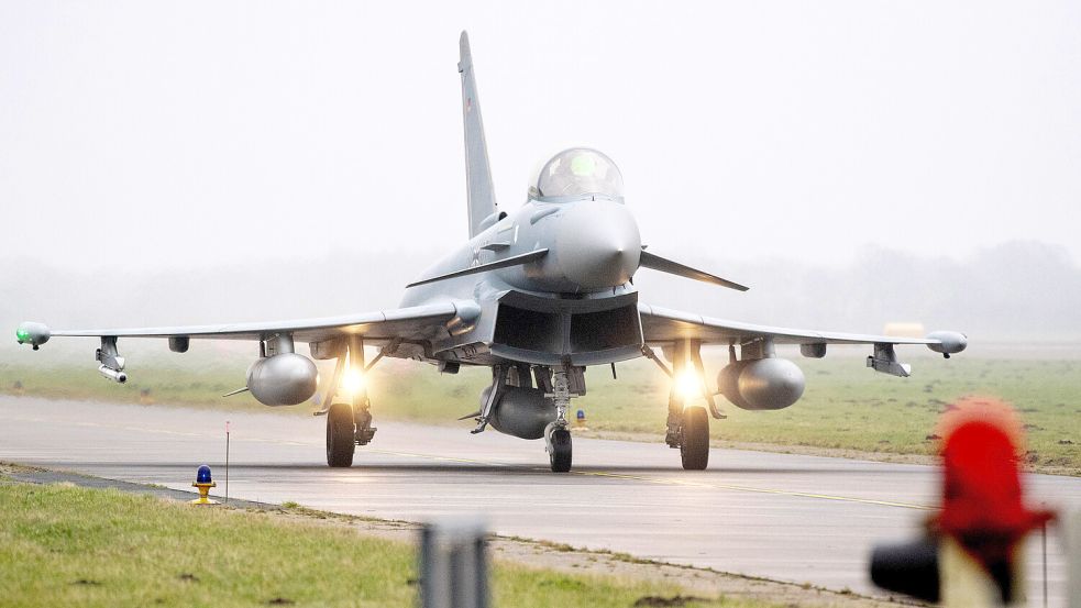 Ein Kampfflugzeug vom Typ Eurofighter Typhoon der Luftwaffe fährt im Jahr 2022 am Fliegerhorst Wittmundhafen über das Rollfeld. Acht Kampfjets des Jagdgeschwaders 71 werden an der Nato-Übung „Ramstein Flag 2025“ teilnehmen. Foto: Dittrich/DPA