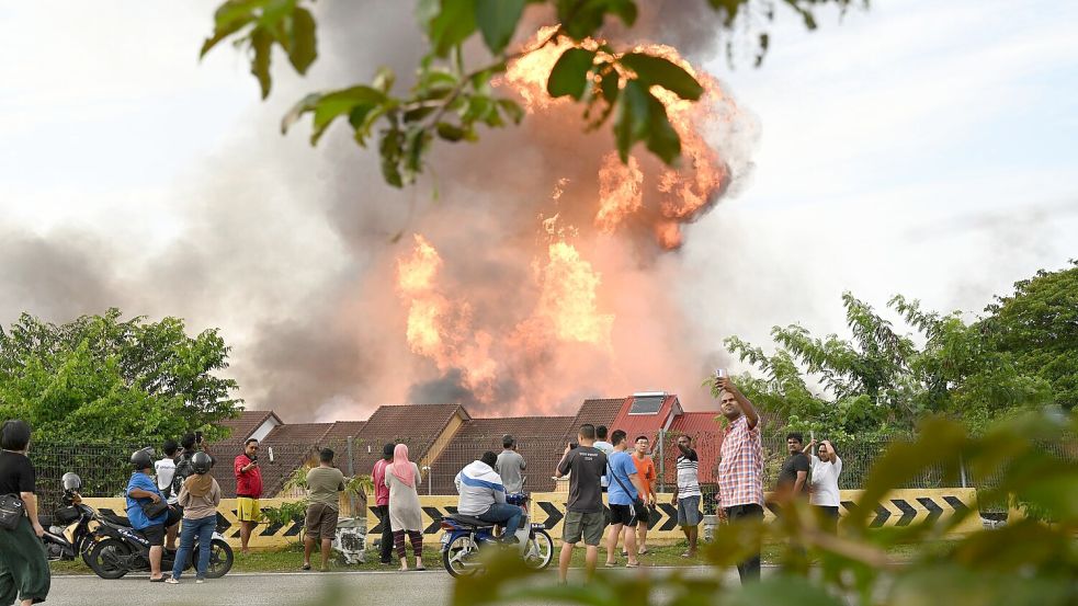 Flammen stiegen Dutzende Meter hoch in die Luft. Foto: Amir Afiq/AP/dpa