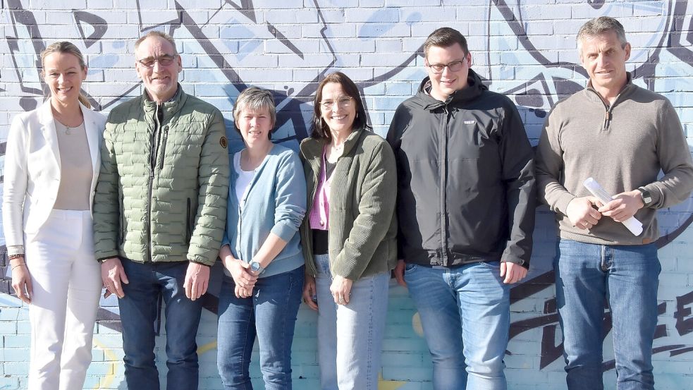 Für die Ratsgruppe BWG/SEB, BfB und CDU nahmen Ida Bienhoff-Topp (von links), Gundolf Harms, Karin Müller, Mine Neumann, Fabian Roolfs und Harald Tammen Stellung zum abgelehnten Bürgerbegehren. Foto: Thomas Dirks