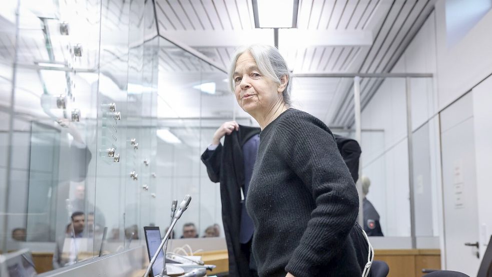 Die wegen einer Raubserie angeklagte Daniela Klette verfolgte den zweiten Prozesstag im Staatsschutzsaal des Oberlandesgerichts Celle. Foto: Ronny Hartmann/AFP-Pool/dpa