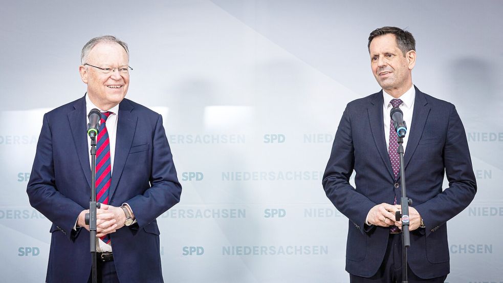 Im Mai will Niedersachsens Ministerpräsident Stephan Weil (links) die Amtsgeschäfte an Olaf Lies übergeben. Foto: Moritz Frankenberg/dpa