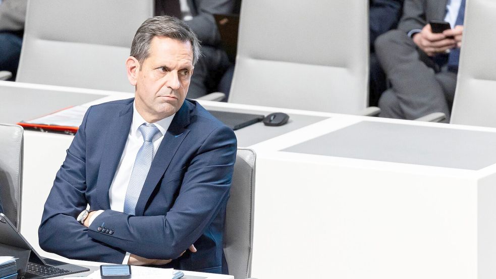 Olaf Lies musste viele Jahre darauf warten, aus dem Schatten von Stephan Weil treten zu können. (Archivbild) Foto: Michael Matthey/dpa