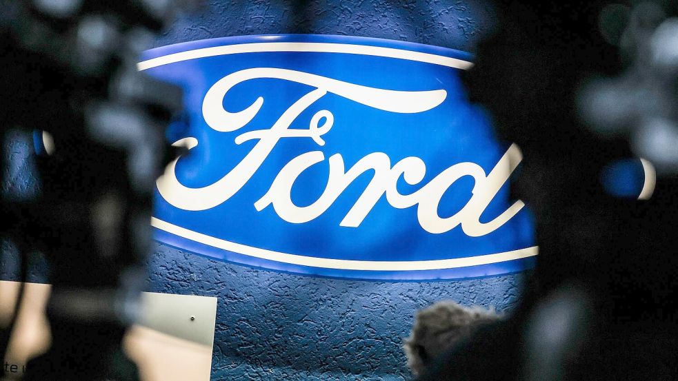 Das Ford-Logo im strahlenden Glanz - bleibt es auch in Zukunft wichtig in Köln? Foto: Christoph Reichwein/dpa