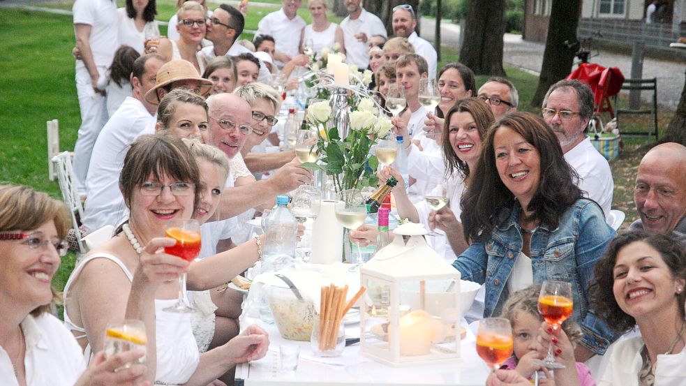 In Aurich gab es 2014 auf dem Georgswall schon mal ein Dinner in Weiß. Nun soll es Anfang Juni auch eins am Großen Meer geben. Foto: Wilfried Frerichs