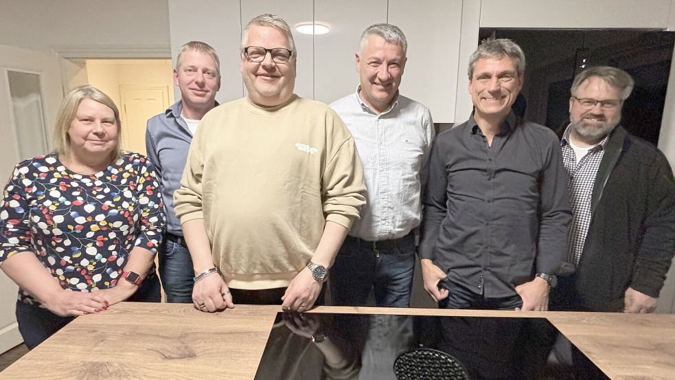 Beisitzerin Eva-Maria Wittkop (von links), der stellvertretende Kassierer Andre Hanssen, Kassierer Hermann Peters, Vorsitzender Berthold Lüben, Zweiter Vorsitzender Erwin Saathoff und Schriftführer Patrik Uden bilden den größten Teil des Vorstands. Es fehlen Senioren- und Mitgliederbeauftragte Renate Janssen sowie die Beisitzer Jann Peters, Uwe Lüken und Bernd Voss. Foto: Karin Böhmer