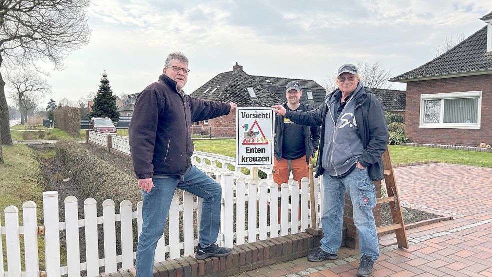 Die Aktiven Tierfreunde Harald Klute (von links), Andy Jann Albers, und Dirk Müller nutzten eine Einfahrt zum Aufstellen eines Hinweisschilds. Foto: Sonja Lindemann