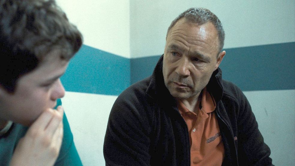 Eddie Miller (Stephen Graham) kann nicht fassen, dass sein junger Sohn Jamie (Owen Cooper) zum Mörder geworden sein soll. Die vierteilige Serie Adolescence“ ist seit 13. März auf Netflix abrufbar. Foto: -/Netflix/dpa
