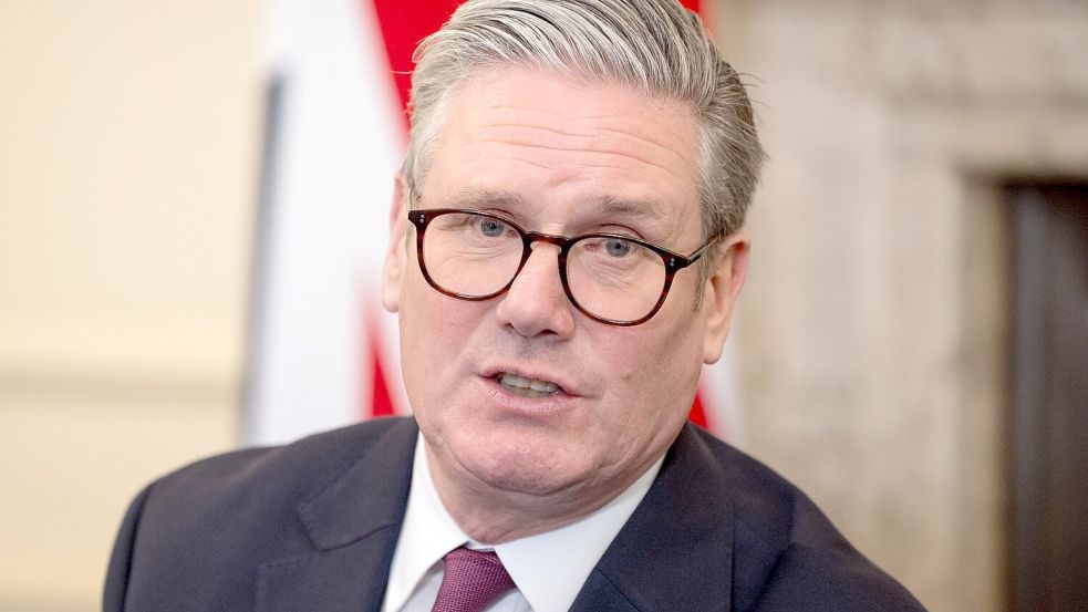 Der britische Premierminister Keir Starmer traf sich mit den Machern der Fernsehserie „Adolescence“ sowie mit Wohlfahrtsverbänden und jungen Menschen in der Downing Street 10 in London, um sich die Erfahrungen der Kinder von heute anzuhören und die von der Fernsehserie aufgeworfenen Fragen zu erörtern. Foto: Jack Taylor/PA Wire/dpa