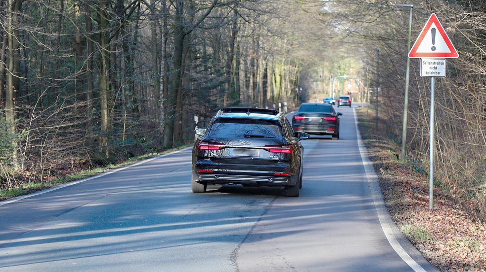 Im Sommer 2022 wurden die Schlaglöcher im Südeweg provisorisch mit einer dünnen Asphaltschicht überdeckt. Foto: Romuald Banik