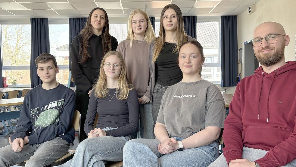Politisch interessiert und diskussionsfreudig: Celina Grothe, Zoé Schmelzer, Lucy Christians, (hinten von links), Noah Gerdes, Jana Redenius, Freja Pfanne und Lehrer Dustin Nicolaus (vorne von links). Foto: Mieke Matthes