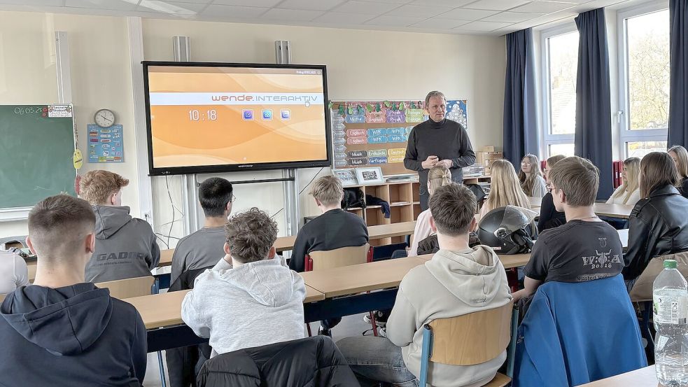 CDU-Abgeordneter Jens Gieseke aus Sögel stellte sich den Fragen der Schüler und Schülerinnen. Foto: Mieke Matthes
