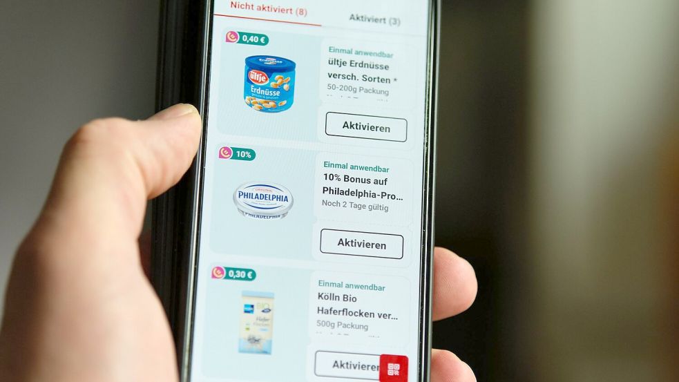 Die Handelskette Rewe hat ihre Angebotskommunikation in ihre App verlagert. (Symbolbild) Foto: Georg Hilgemann/dpa