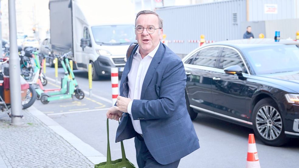 Verteidigungsminister Boris Pistorius (SPD) kommt zur Fortsetzung der Koalitionsverhandlungen mit der Union in die bayerische Landesvertretung. Foto: Annette Riedl/dpa