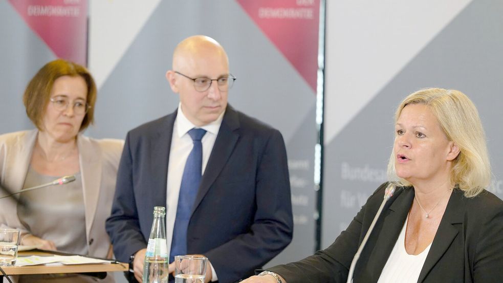 Seit dem Ausscheiden des langjährigen Präsidenten des Bundesamts für Verfassungsschutz, Thomas Haldenwang, leiten die Vizepräsidenten, Sinan Selen und Silke Willems, - hier mit Bundesinnenministerin Nancy Faeser (SPD) - die Behörde. (Archivbild) Foto: Henning Kaiser/dpa