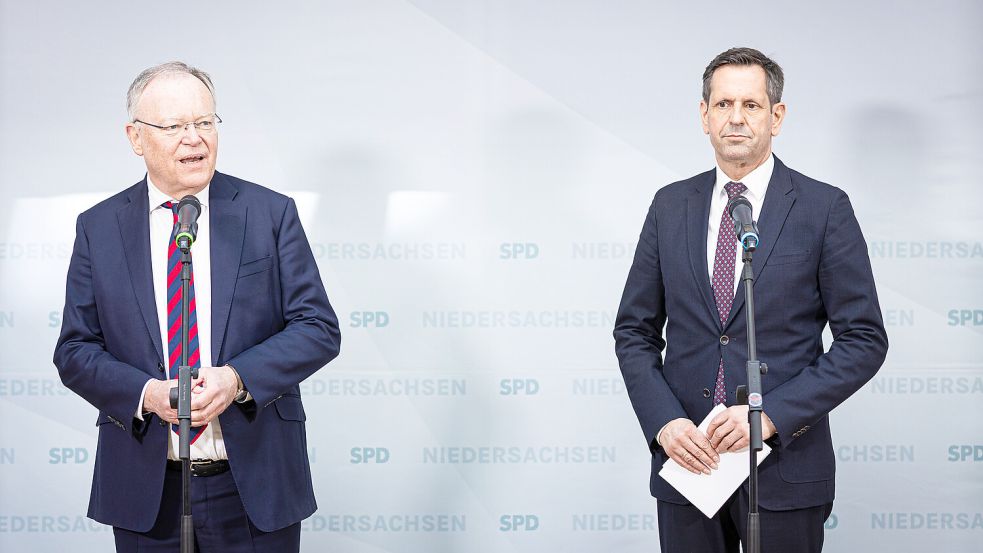 Niedersachsens Ministerpräsident Stephan Weil (links) hat seinen Rückzug angekündigt – Wirtschaftsminister Olaf Lies soll nun übernehmen. Foto: dpa/ Moritz Frankenberg
