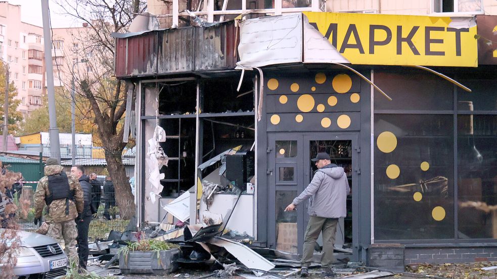 Vor allem die ukrainische Wirtschaft leidet unter dem Krieg: Viele Geschäfte mussten schließen, wie dieser Laden in Kiew, der durch einen russischen Drohnenangriff beschädigt wurde. Foto: dpa/Ukrinform