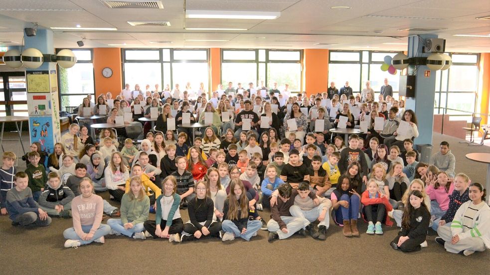 Die jüngsten und die ältesten Schülerinnen und Schüler der IGS Aurich auf einem Bild. Foto: IGS Aurich