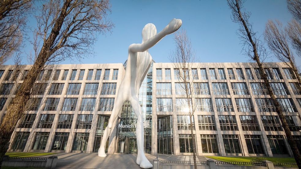 Die Zentrale der Rückversicherung Munich Re. Ihre Fachleute haben die weltweite Entwicklung der Cyberkriminalität im Blick. (Archivbild) Foto: Peter Kneffel/dpa
