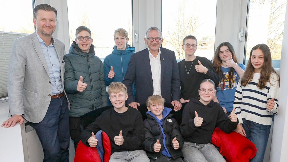 Sie unterhielten sich im Auricher Kreishaus: ON-Chefredakteur Stephan Schmidt (stehend von links) mit Thilko Schmitz, Erik Ditzfeld, Landrat Olaf Meinen, Clara Hermanns, Maya Muggeridge, Lena Ulrich, Jasper Kuhlmann (sitzend, von links), Lars Ulrich und Stine Meyendriesch. Foto: Romuald Banik