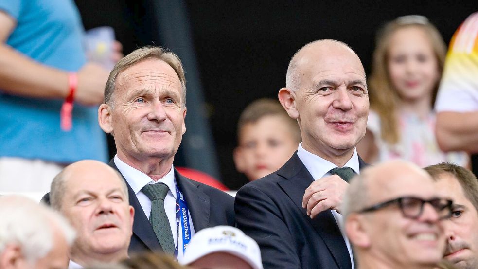 Die Top-Funktionäre Watzke (l.) und Neuendorf (r.) gehören für eine weitere Amtszeit den internationalen Fußball-Gremien an. Foto: Tom Weller/dpa
