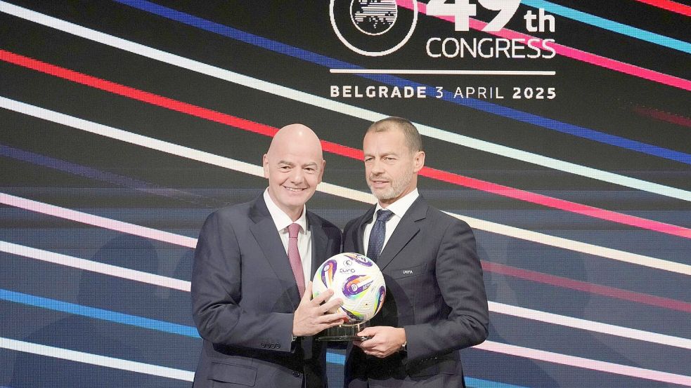 Gianni Infantino und Aleksander Ceferin (r.) sprachen auch über Russland. Foto: Darko Vojinovic/AP/dpa