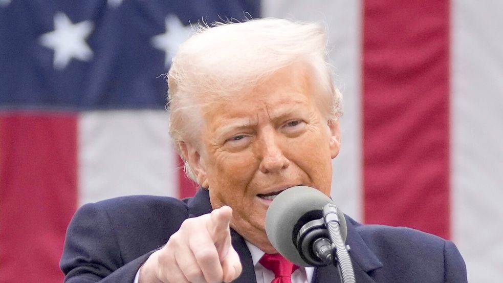 Donald Trump sieht die Rechtspopulistin Le Pen als Opfer einer politisch motivierten Justiz - wie sich selbst. Foto: Mark Schiefelbein/AP/dpa