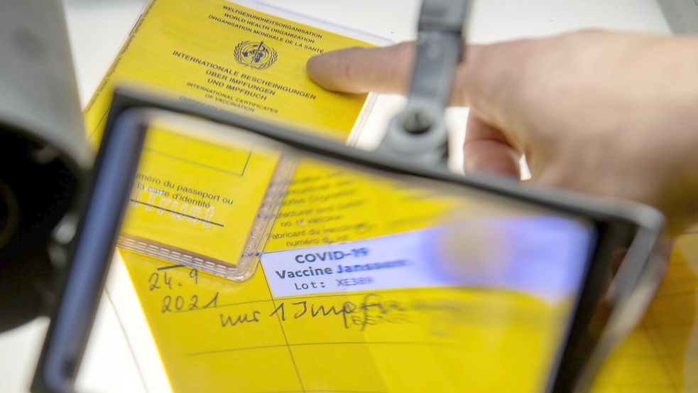 Bei den Ermittlungen gegen einen Arzt wegen manipulierter Corona-Impfungen wurden von der Kripo auch sichergestellte Impfpässe untersucht. Nun ist der gesuchte Mediziner nach jahrelanger Flucht in Südamerika gefasst worden. (Archivfoto) Foto: Stefan Puchner/dpa