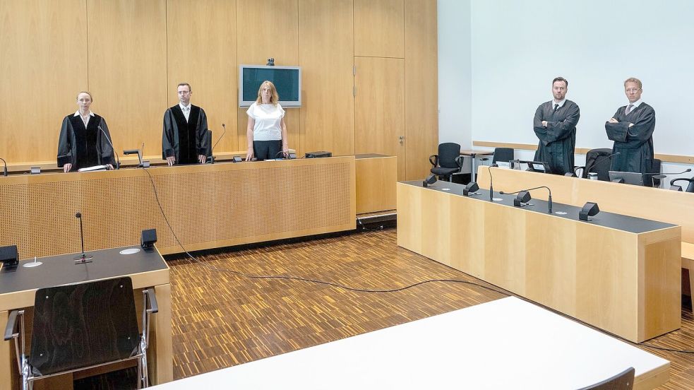 Zu Beginn eines Prozesses wegen manipulierter Corona-Impfungen vor dem Landgericht Augsburg blieb der Stuhl des Angeklagten im Juni 2023 leer. Der beschuldigte Arzt war geflohen. Nun wurde der 75-Jährige in Südamerika gefasst. (Archivbild) Foto: Stefan Puchner/dpa