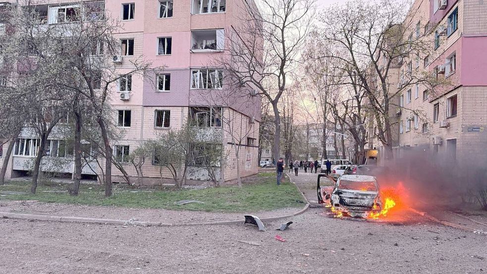 Nach ukrainischen Angaben sind unter den Opfern des Angriffs auch sechs Kinder. Foto: Ukrainian Emergency Service/AP/dpa