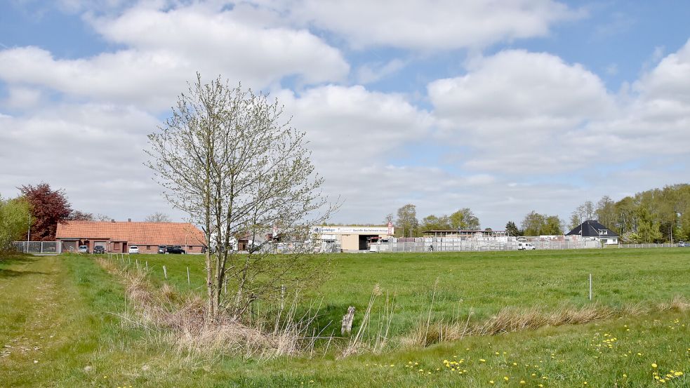 Auf dieser Fläche an der Kirchstraße in Osterupgant gegenüber der Baustoffhandlung Jungenkrüger soll das neue Marienhafer Feuerwehrhaus gebaut werden. Foto: Thomas Dirks