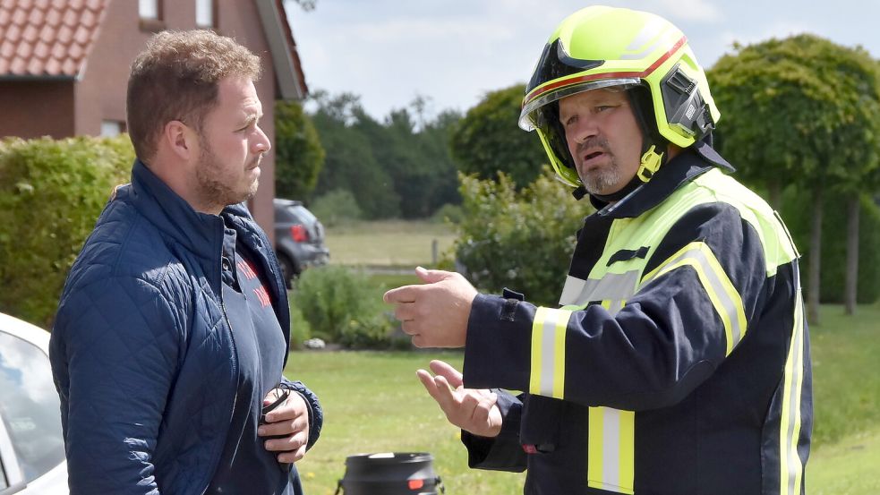 Brookmerlands Gemeindebrandmeister Klaus-Dieter Cassens (hier bei einem Einsatz 2022, rechts) verweist an Ordnungsamtsleiter Guido Feldmann. Foto: Thomas Dirks