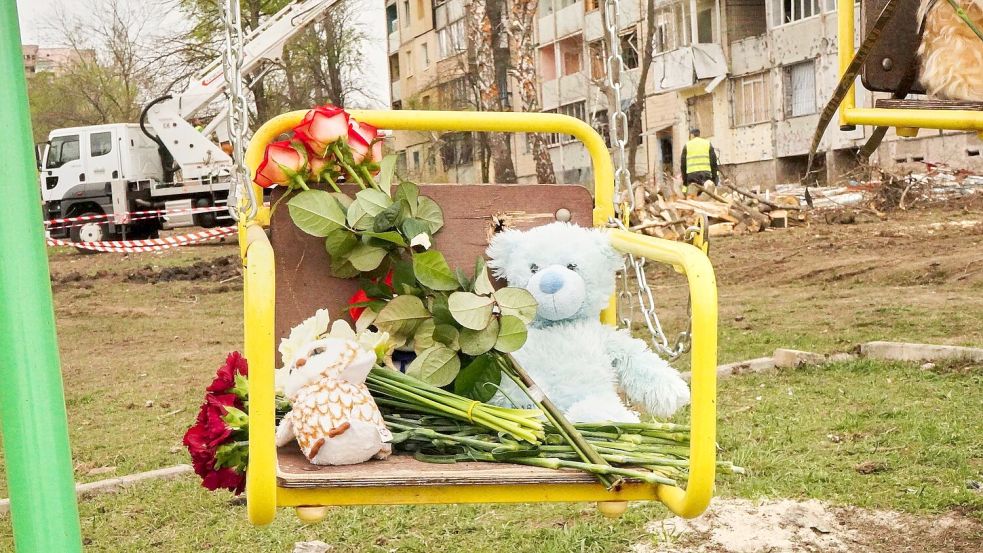 Bei einem russischen Luftangriff in der Ukraine sind mehrere Kinder und Jugendliche getötet worden. Foto: Uncredited/AP/dpa