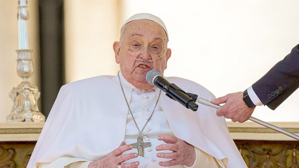 Überraschung in Rom: Kranker Papst spricht kurz zu den Gläubigen. Foto: Andrew Medichini/AP/dpa
