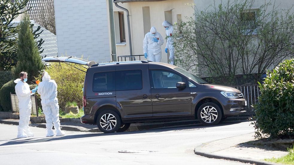 Bei den Toten handelt es sich um eine dreiköpfige Familie. Foto: Thomas Frey/dpa