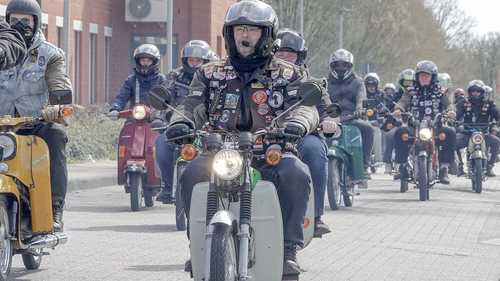 Mit dem traditionellen Anrollern in Aurich starteten die Rollerfahrer am Sonnabend in die Saison 2025. Foto: Helmut Vortanz