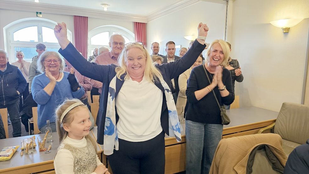 Freude pur bei Wahlsiegerin Tina Haltermann nach Bekanntgabe des Endergebnisses im Westerländer Rathaus. Foto: Wolfgang Barth