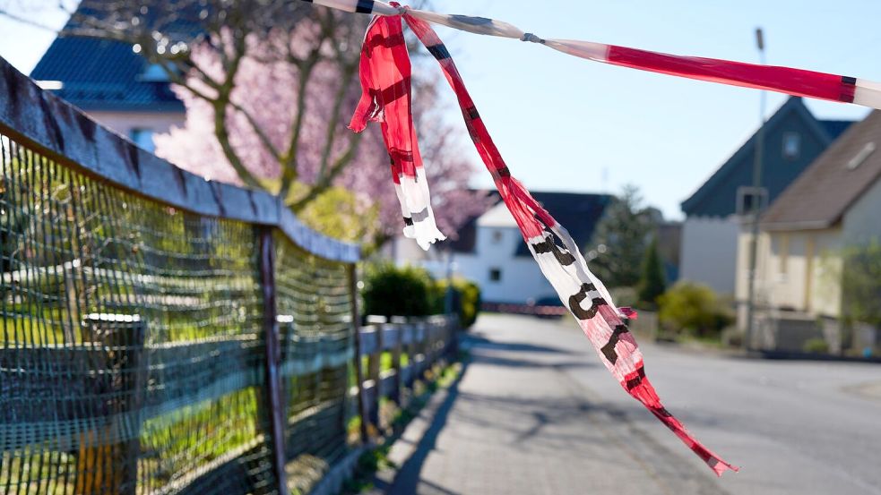 Am Tag nach der Tat laufen die Ermittlungen vor Ort weiter - ein 61-Jähriger steht unter dringendem Tatverdacht. Foto: Thomas Frey/dpa