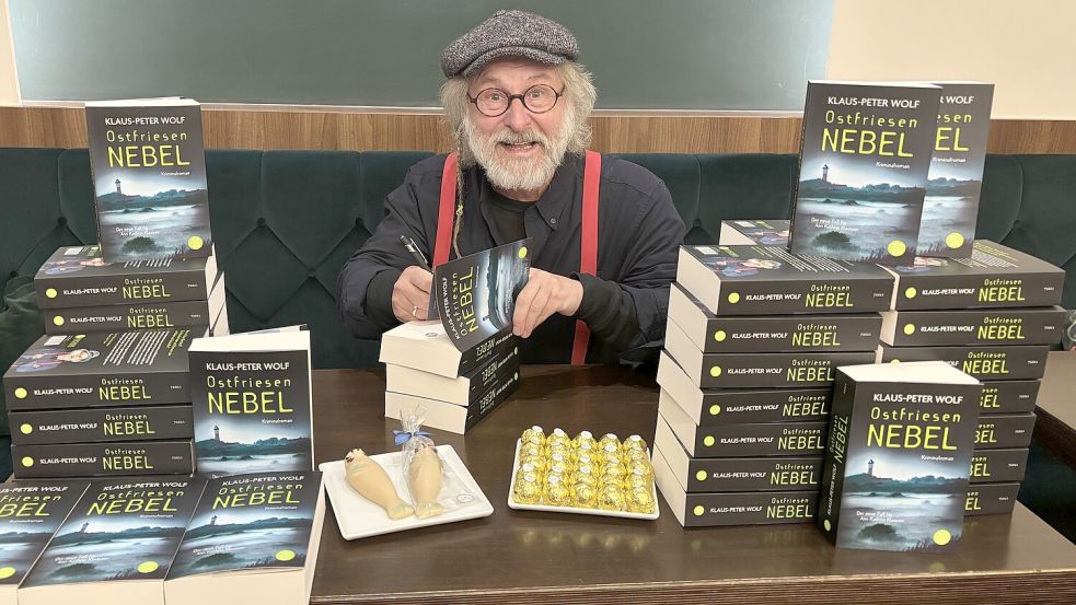 Stapelweise Romane muss Erfolgsautor Klaus-Peter Wolf zurzeit signieren: Am 29. Januar erscheint sein neues Buch Ostfriesennebel. Foto: Rebecca Kresse