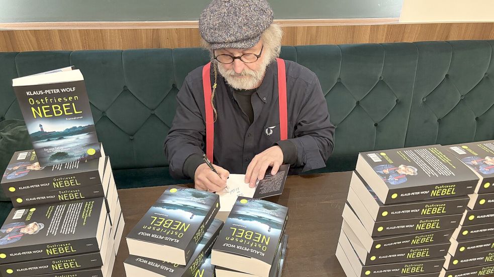 Viel zu tun für Klaus-Peter Wolf: Vor dem Erscheinungstag (29. Januar) muss er Hunderte Exemplare von Ostfriesennebel signieren. Foto: Rebecca Kresse