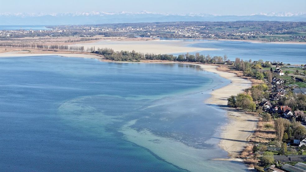 Der Wasserstand des Bodensees ist auf einem niedrigen Stand - rund um die Insel Reichenau wird das deutlich, hier beim Wollmatinger Ried (Aufnahme mit Drohne vom 7.4.). Foto: Felix Kästle/dpa