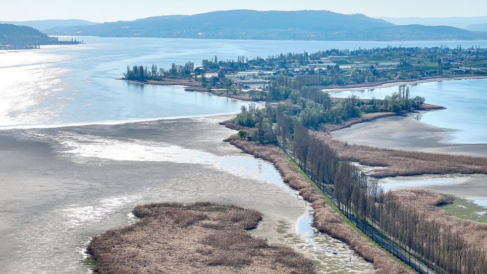 Sieht ungewöhnlich aus: Der Wasserstand des Bodensees ist auf einem niedrigen Stand. Foto: Felix Kästle/dpa