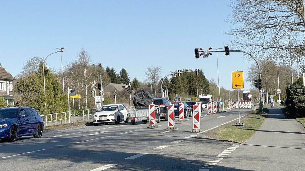 Als am Nachmittag die Ampel in Moordorf ausgeschaltet wurde, lief der Verkehr wieder flüssiger. Foto: Karin Böhmer