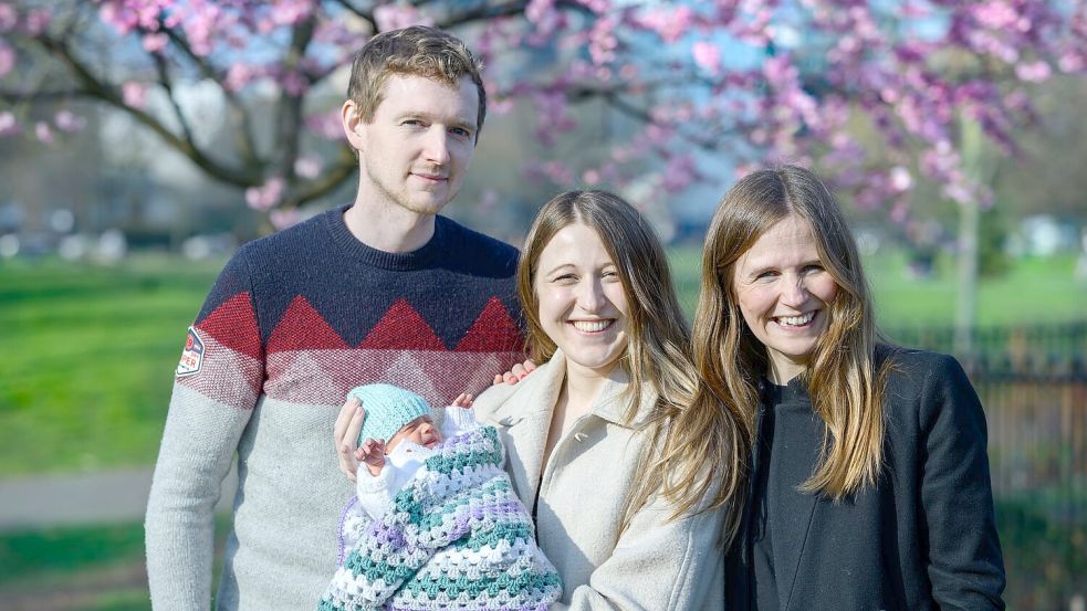 Vater, Mutter, Tante: Große Freude über das Baby. Foto: Joe Daniel/Womb Transplant Uk/PA Media/dpa