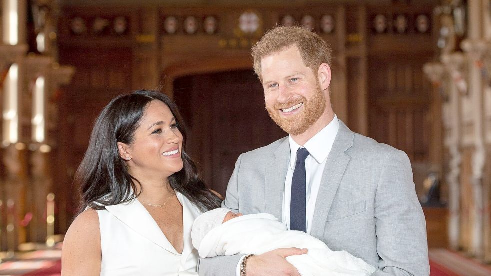 Prinz Archie wurde damals in Windsor präsentiert.(Archivbild) Foto: Dominic Lipinski/PA Wire/dpa