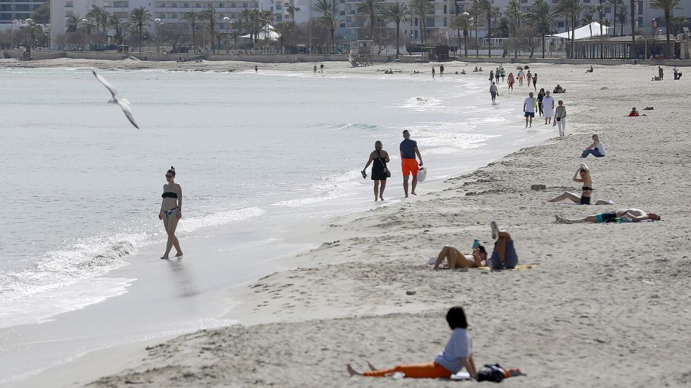 Beliebt bei Touristen: Der Strand von Cala Millor auf Mallorca. Hier fiel eine Touristin auf die sogenannte „Rosmarin-Masche“ herein. Foto: dpa/Clara Margais