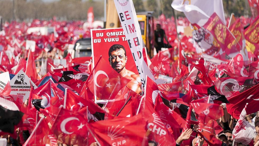 Mehr als 800 Menschen sollen wegen der Proteste gegen die Imamoglu-Festnahme vor Gericht Foto: Francisco Seco/AP/dpa
