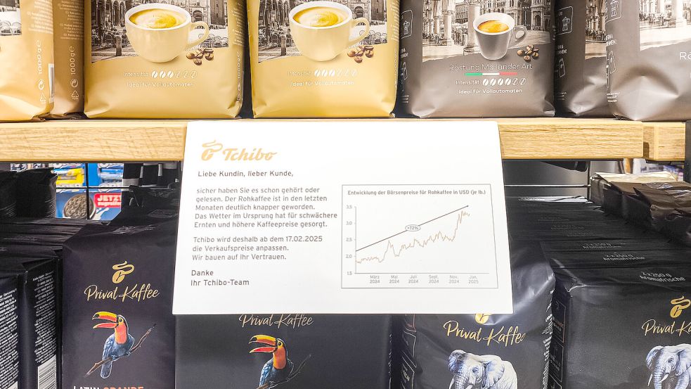 Tchibo informiert seine Kunden über die gestiegenen Kaffeepreise mit einem Aushang im Regal im Supermarkt. Vereinzelnd sichern Supermärkte Kaffee inzwischen sogar hinter Glas – wie Luxusartikel. Foto: Imago/Bihlmayerfotografie