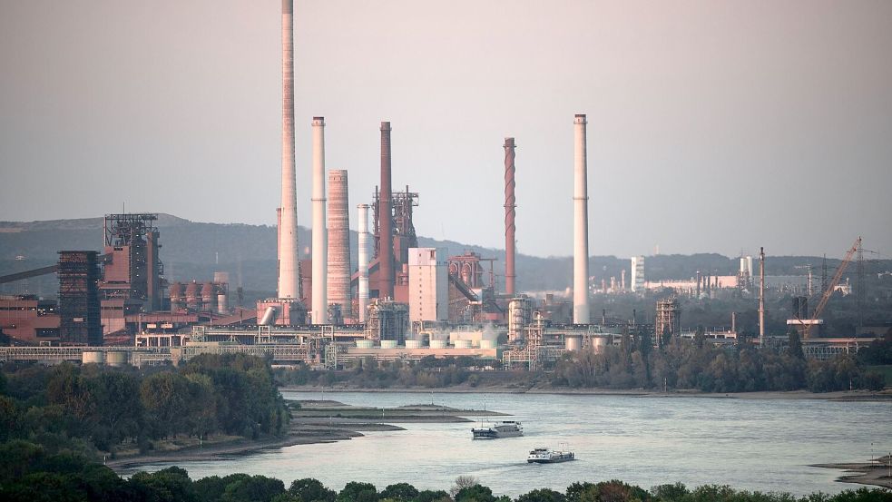 Thyssenkrupp belädt wegen der niedrigen Wasserstände seine Schiffe etwas weniger, um den Tiefgang zu verringern. (Archivbild) Foto: Fabian Strauch/dpa
